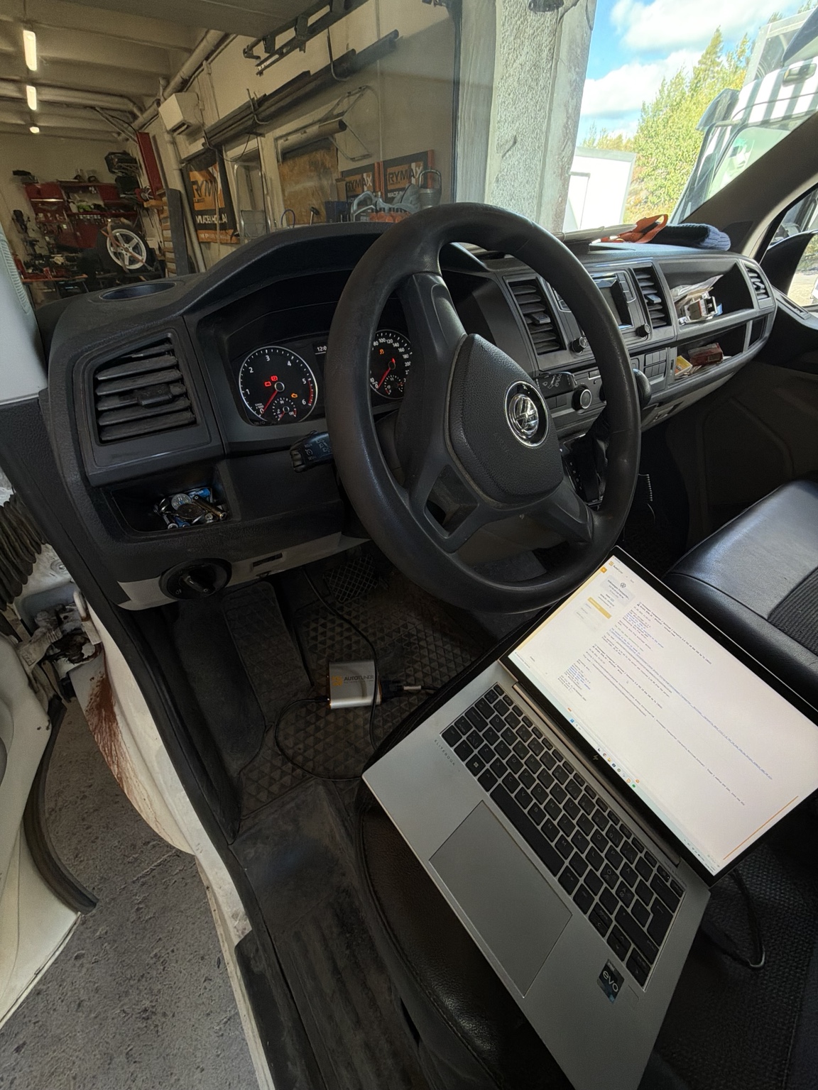 Laptop koblet til VW varebil